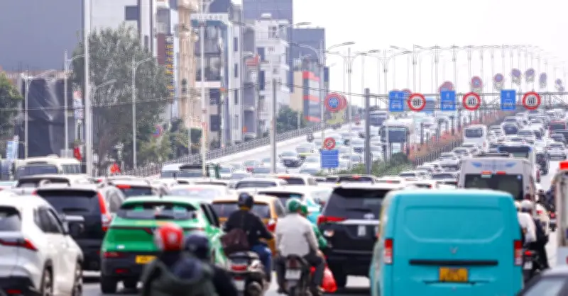 Chưa hết nghỉ Tết, ngõ Hà Nội đã đông đúc phương tiện trở lại