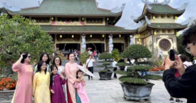 Chùa Linh Ứng Đà Nẵng tấp nập du khách viếng chùa đầu năm Bính Ngọ 2026