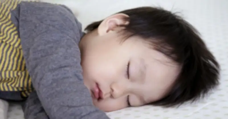 Cha Mẹ Cần Tránh 3 Sai Lầm Khi Ru Con Ngủ Để Bảo Vệ Trí Não Trẻ