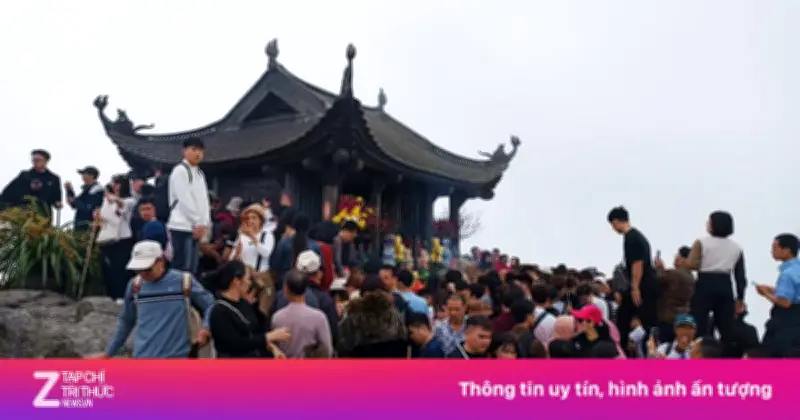 Chùa Đồng Yên Tử 'chật kín' người du xuân, Quảng Ninh đón hơn 200.000 khách ngày mùng 3 Tết