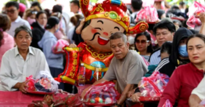 Chùa Ngọc Hoàng đông nghẹt người làm lễ chuyển vận đầu năm mùng 8 Tết