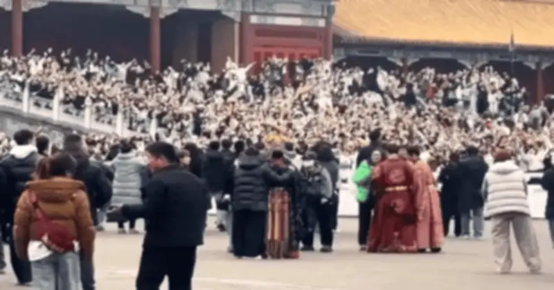 Chưa từng có ở showbiz: 20.000 fan vây kín cung điện gặp Thành Nghị - thảm họa cổ trang