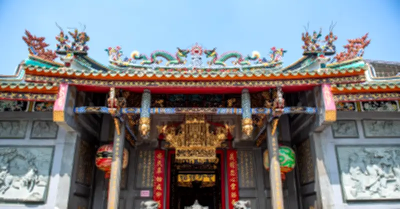 Chùa ở TP.HCM có tượng ngựa xích thổ cao hơn 2m, thu hút nhiều người đến cầu may