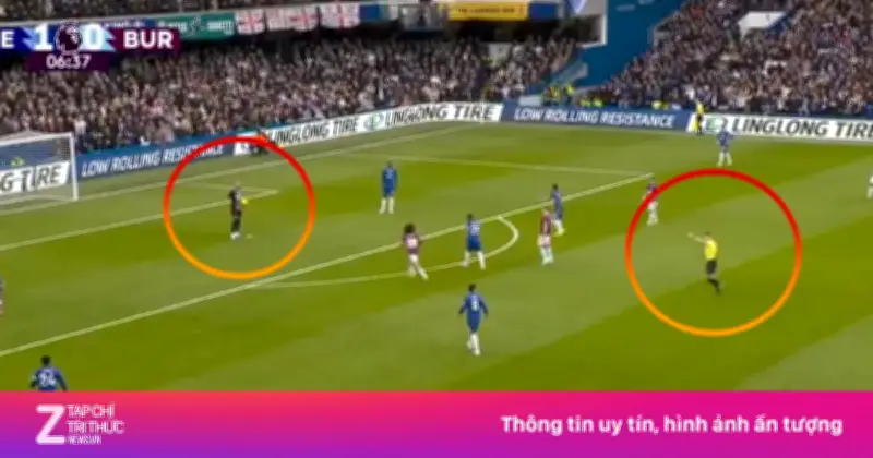 Chelsea bị phạt góc hy hữu vì thủ môn Sanchez giữ bóng quá 8 giây