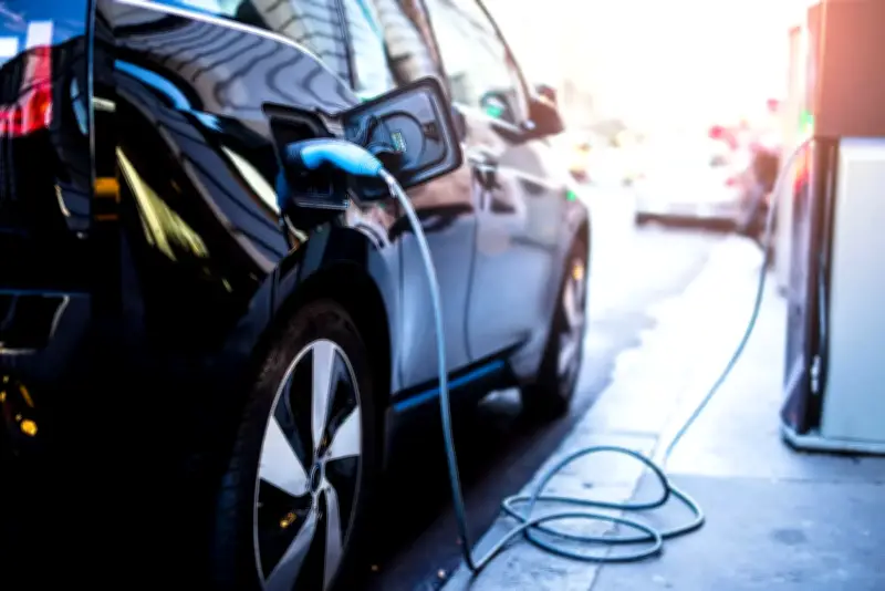 Chi phí bảo hiểm ô tô điện tại Pháp lần đầu vượt xe chạy xăng dầu