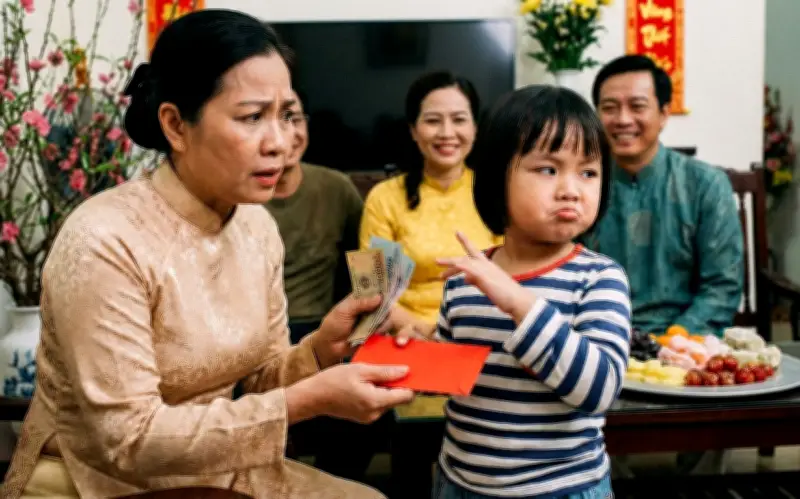 Trẻ chê tiền lì xì ít: Lỗi do giáo dục hay áp lực xã hội?