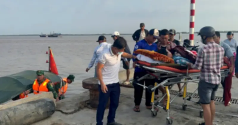 Chiến sĩ biên phòng Vĩnh Long ứng cứu thuyền trưởng bị đột quỵ trên biển