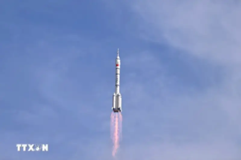 Trung Quốc lần đầu thu hồi thành công khoang tàu vũ trụ có người lái trên biển