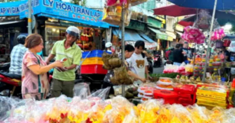 Chợ Tết Người Hoa Phùng Hưng - Nguyễn Trãi: Sắc Màu Bánh Truyền Thống Rực Rỡ
