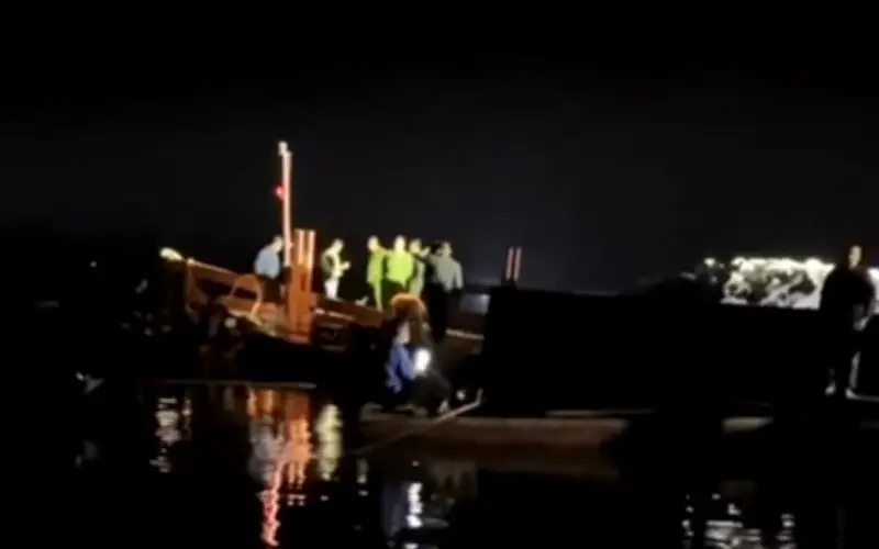 Chìm tàu chở khách trên hồ Thác Bà khiến 6 người mất tích, tìm kiếm khẩn cấp