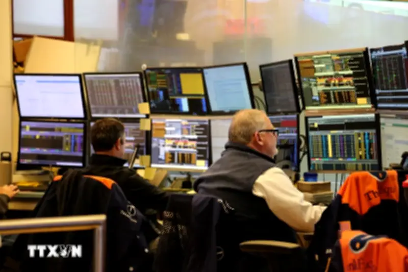 Chứng khoán Mỹ biến động trái chiều sau báo cáo việc làm vượt kỳ vọng