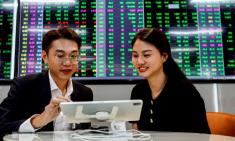 Chứng khoán tăng 10 điểm phiên cuối năm, VN-Index vượt 1.824 điểm