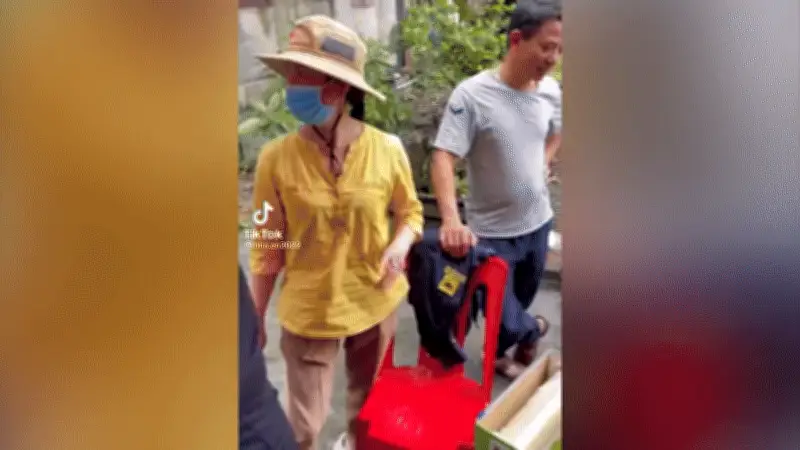 Chàng Rể Lần Đầu Chặt Gà Dưới Áp Lực 'Giám Sát' Của Cả Họ Nhà Vợ