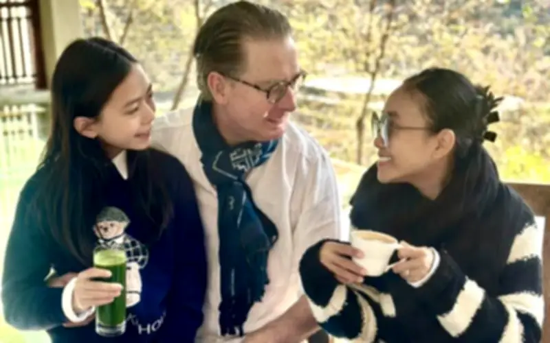 Chồng tay cầm đoản trang đón tuổi mới bên vợ con, tình cảm gia đình ấm áp