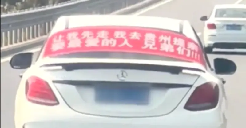 Chàng trai lái xe 932km hỏi cưới, tấm băng rôn đặc biệt gây sốt mạng xã hội