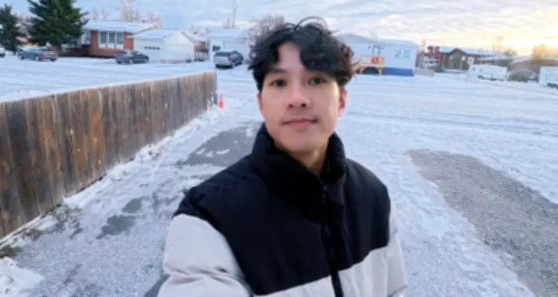 Chàng trai nợ học phí 6 kỳ vỡ òa vì câu nói của thầy ngày trở lại trường