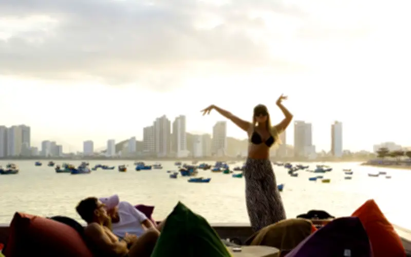 Chương Trình 'Hoàng Hôn Tỉ Đô' Thu Hút Đông Đảo Du Khách Tại Nha Trang