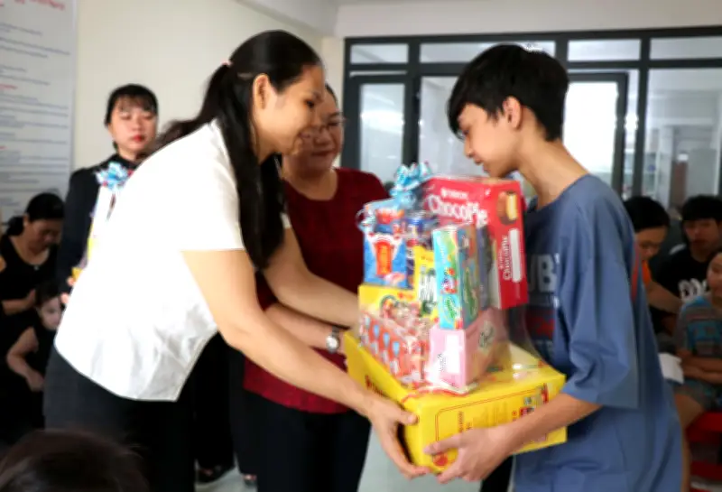 Chương trình 'Mùa Xuân Yêu Thương' sưởi ấm công nhân, trẻ em khuyết tật