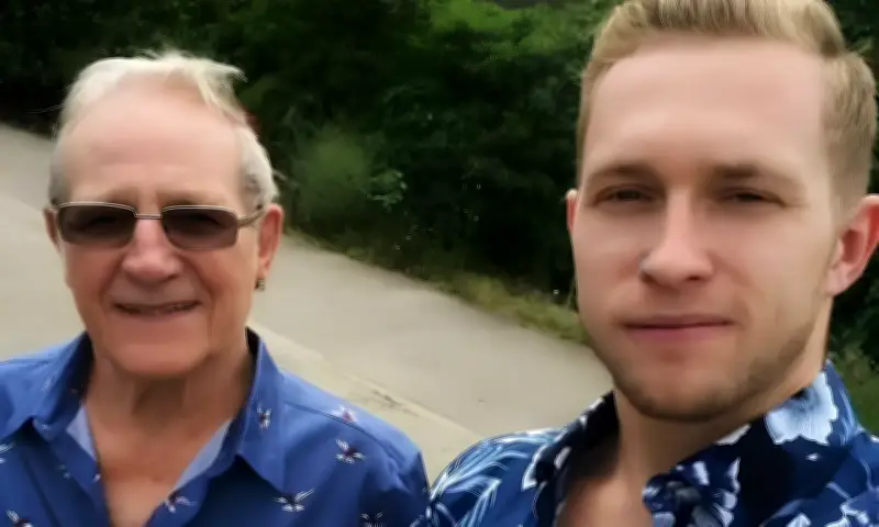 Chris Snell: Đánh đổi cả tuổi thanh xuân để chăm sóc cha mắc bệnh Alzheimer