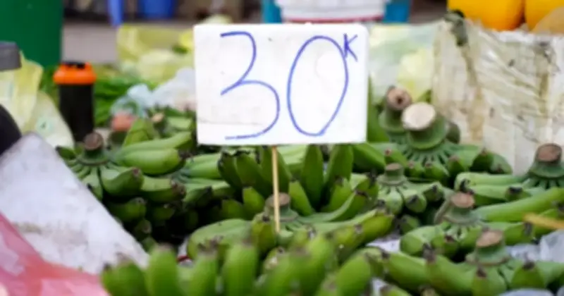 Chuối xanh Tết giá sốc, tiểu thương giảm sâu vẫn ế ẩm tại chợ Đền Lừ