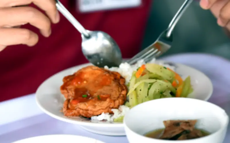 Chuyên gia dinh dưỡng khuyến cáo: Tránh ăn tinh bột, caffeine trước giờ ngủ để có giấc ngủ ngon