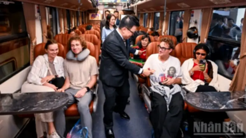 Chuyến Tàu Hạnh Phúc: Hành Trình Đong Đầy Yêu Thương Trong Đêm Giao Thừa