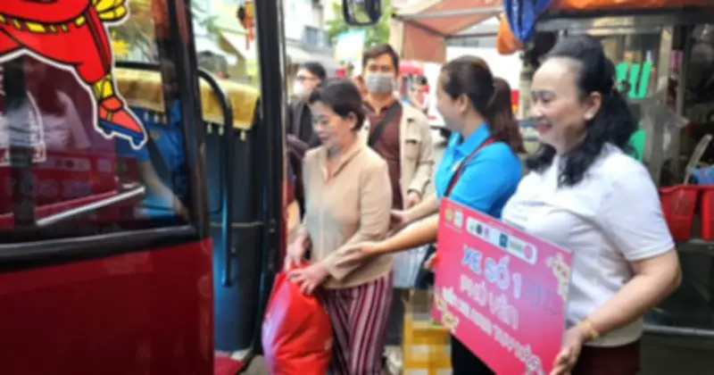 Chuyến xe nghĩa tình đưa người lao động nghèo về quê đón Tết Bính Ngọ 2026