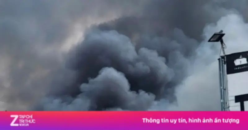 Cháy lớn bùng phát tại nhà dân gần cầu vượt Gò Mây, TP.HCM, khói đen cuồn cuộn