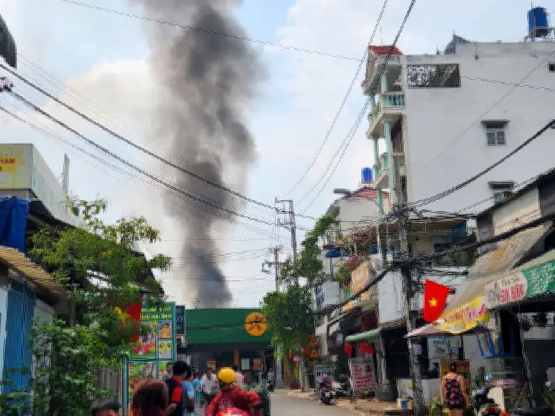 Cháy lớn gần cầu vượt Gò Mây, TPHCM: Cột khói đen cao hàng chục mét gây ùn tắc
