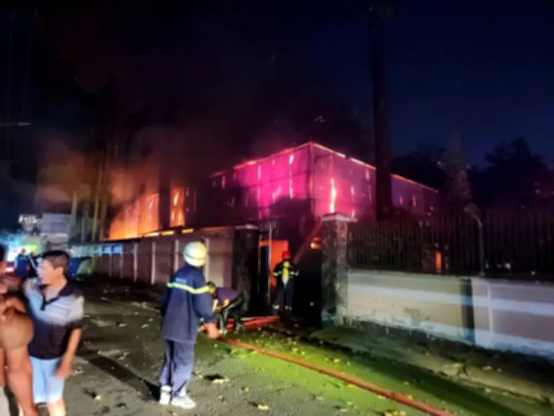 Cháy lớn nhà kho nhà thờ ở TPHCM đêm mùng 2 Tết, không có thương vong