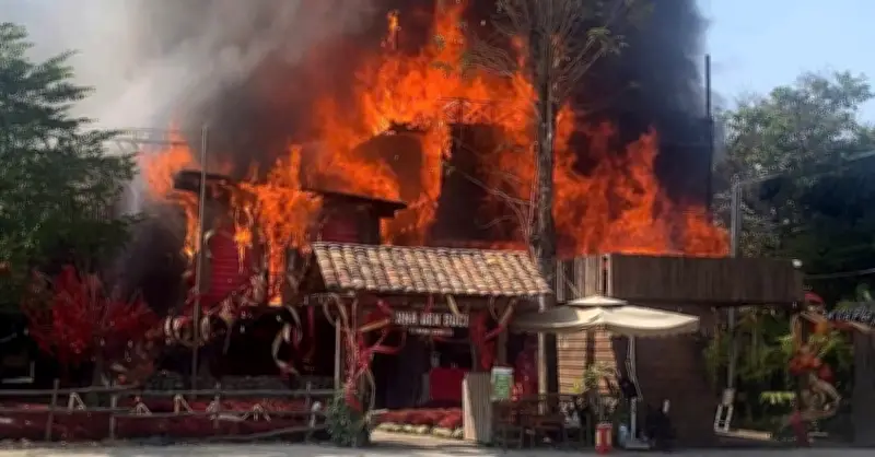 Cháy lớn sáng mùng 6 Tết, quán cà phê tại TP.HCM bị thiêu rụi hoàn toàn