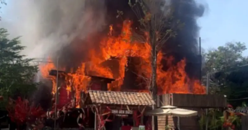 Cháy lớn thiêu rụi quán cà phê ở Thủ Đức, khói lửa bùng lên dữ dội