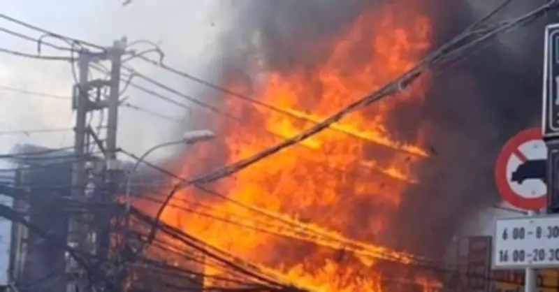 Cháy lớn tại cửa hàng nội thất ở TP.HCM, lực lượng cứu hỏa khẩn trương khống chế