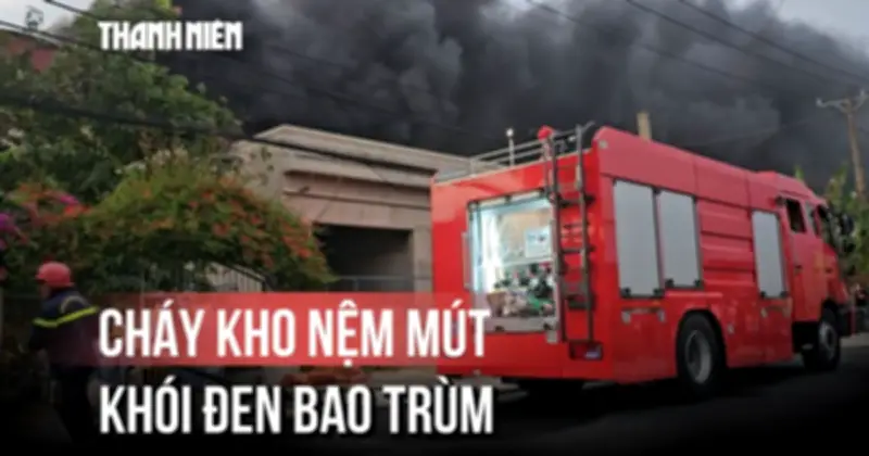 Cháy lớn tại kho nem, mứt ở Củ Chi, khói đen bao trùm khu vực