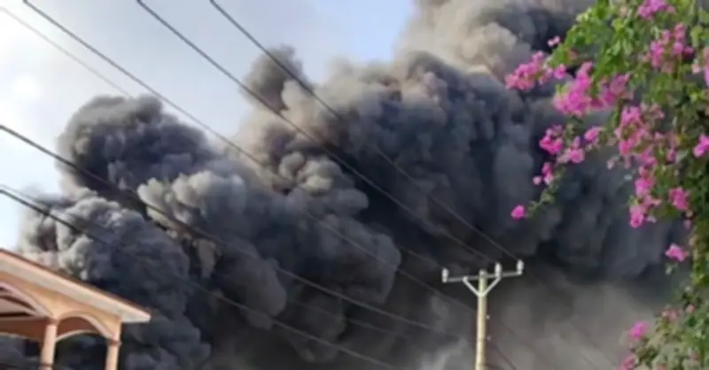 Cháy lớn tại kho nem mứt ở Hà Nội, cột khói cao hàng trăm mét