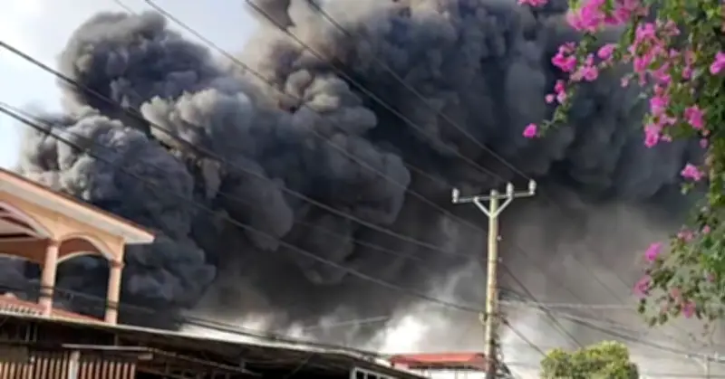 Cháy lớn tại kho nệm mút ở Củ Chi, TPHCM, lực lượng PCCC khẩn trương khống chế