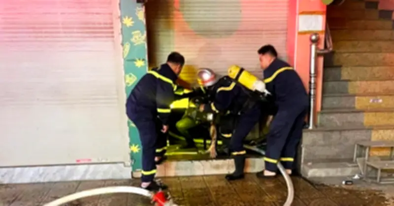 Cháy nhà 5 tầng ngày 29 Tết ở Hà Nội, 3 người mắc kẹt được cứu kịp thời