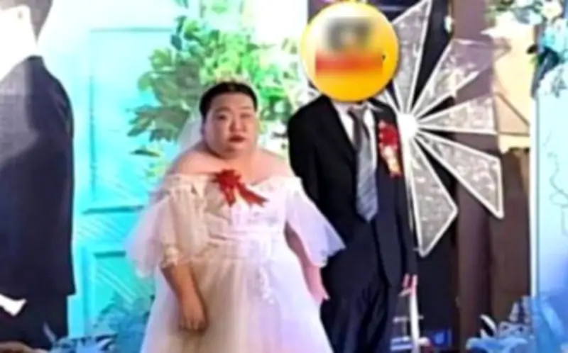 Chú rể không nở nụ cười trong đám cưới với cô dâu lớn tuổi, dân mạng bàn tán sôi nổi