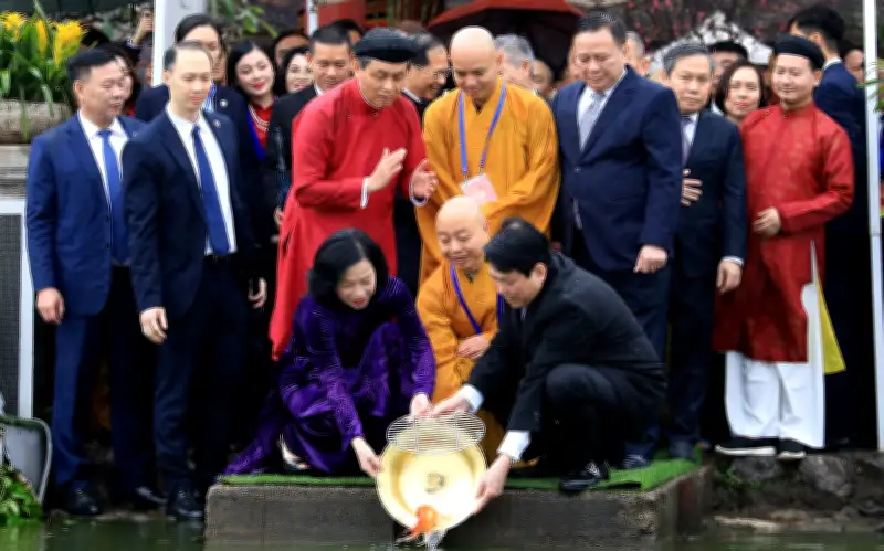 Chủ tịch nước Lương Cường và kiều bào thả cá chép tại đền Ngọc Sơn trong Xuân quê hương 2026