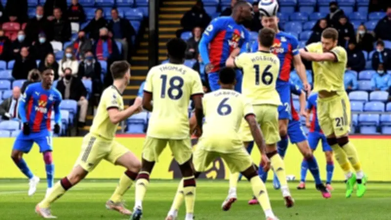 Cái chết của cựu sao Man Utd và mối nguy từ những cú đánh đầu trong bóng đá hiện đại