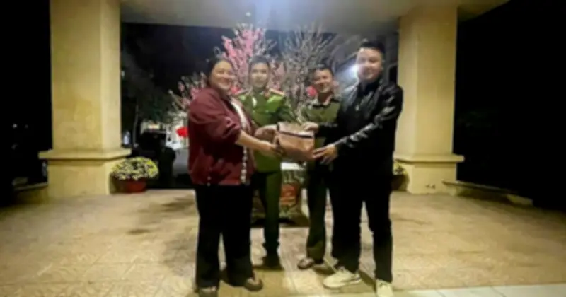 Nhặt được túi xách chứa 80 triệu đồng và trang sức vàng, người dân trình báo công an