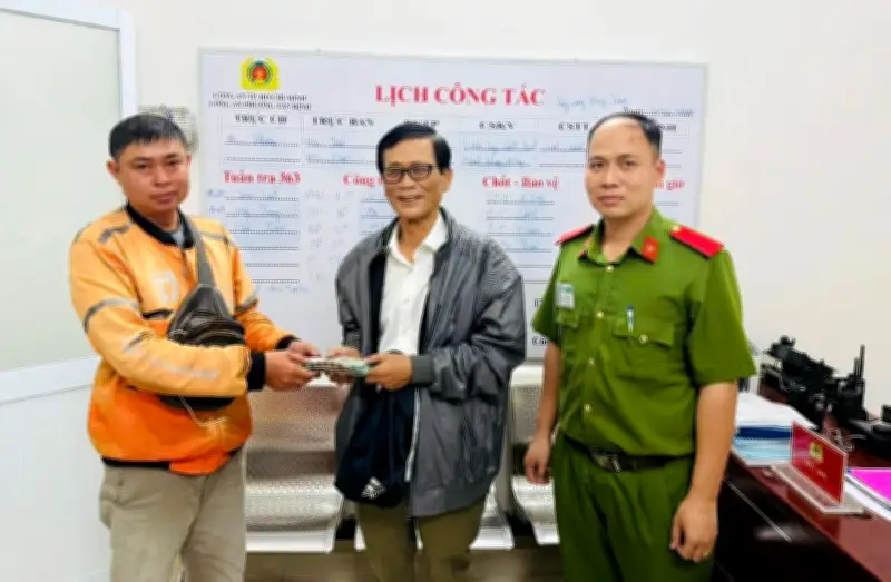 Người dân trả lại 100 triệu đồng nhặt được, công an hỗ trợ trao trả tài sản