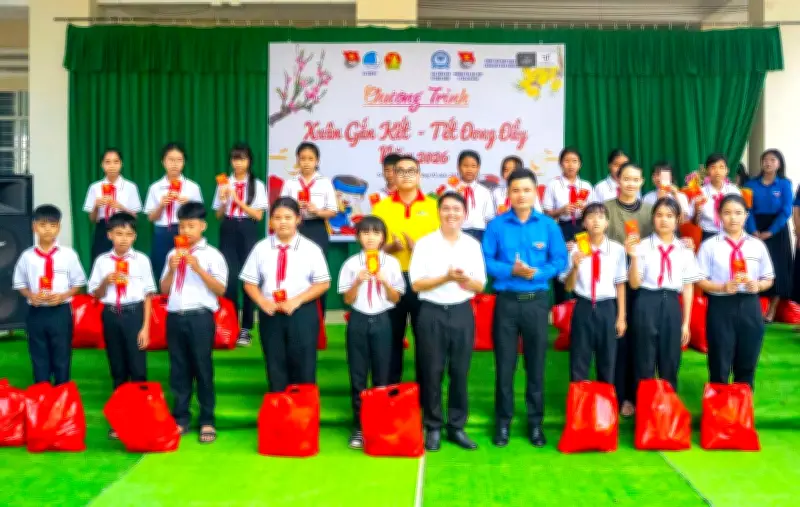 CLB Tiếng Anh Bình Dương và Đoàn Thanh Niên tổ chức chương trình chăm lo Tết 2026 cho gia đình chính sách và học sinh khó khăn