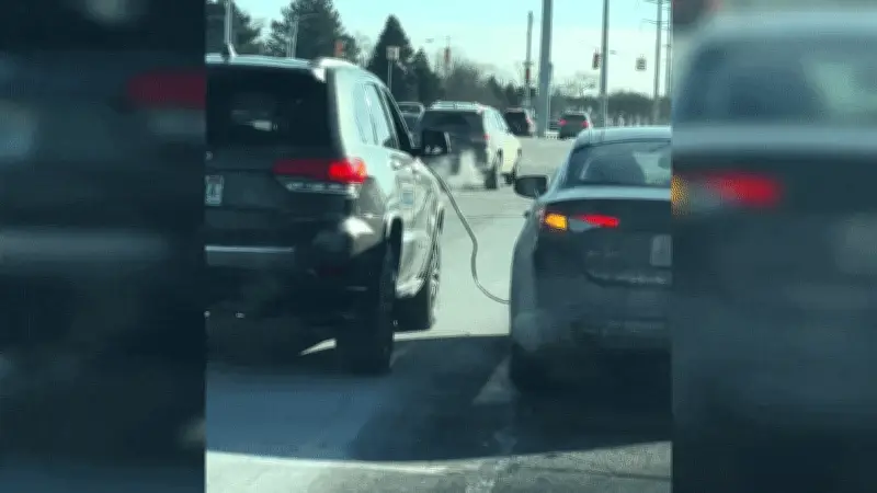 Clip độc lạ: Hai ô tô vừa nổi dậy cầu bình vừa chạy song song