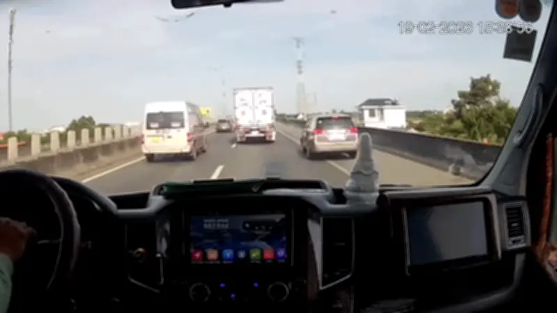 Clip ô tô rung bánh trên cao tốc: Cảnh báo nguy hiểm từ sự cố bất ngờ