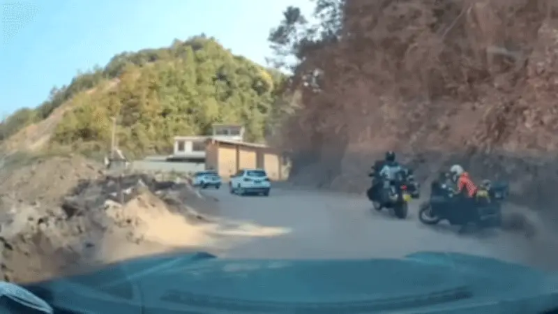 Clip Tai Nạn Kinh Hoàng: Xe Mô Tô Mất Lái, Kéo Tài Xế Lao Xuống Vách Đá