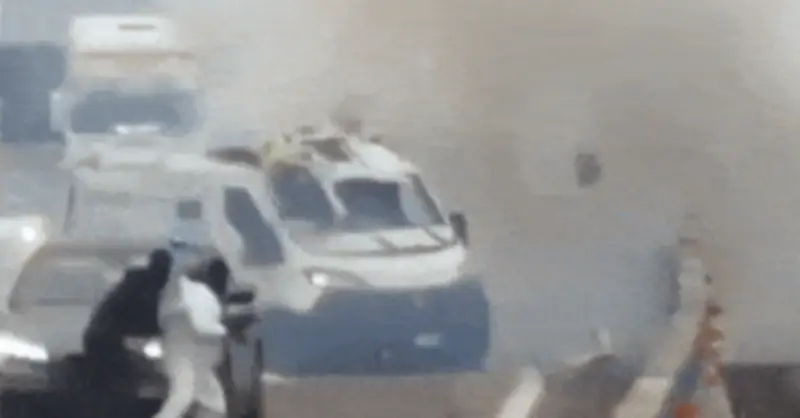 Cận cảnh vụ cướp xe chở tiền táo tợn giữa cao tốc ở Italy