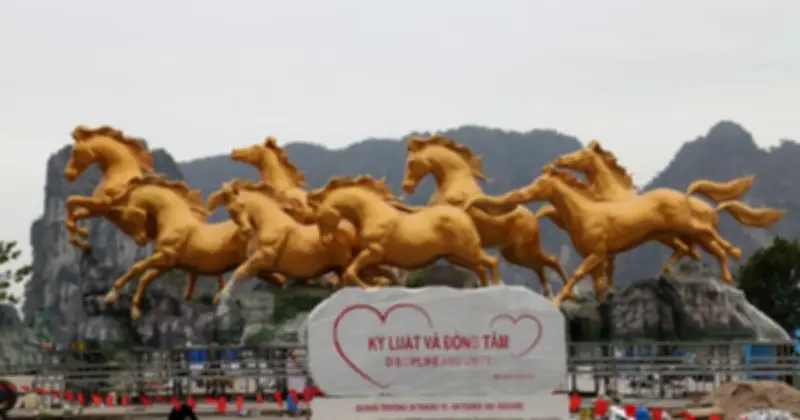 Cụm linh vật 'Bát mã truy phong' sắp hoàn thiện tại Quảng trường 30.10, Hạ Long
