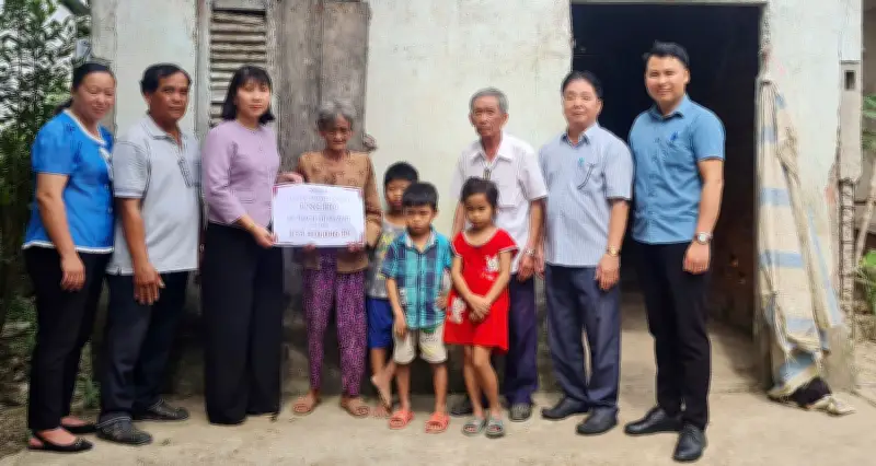 Cảm động: Trao hơn 153 triệu đồng đến bà ngoại U70 nuôi 3 cháu nhỏ ở Cần Thơ