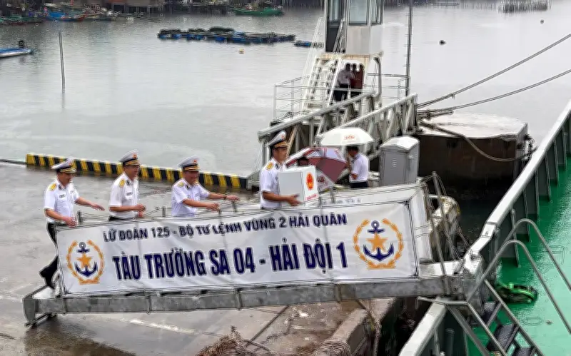 Cán bộ chiến sĩ Vùng 2 Hải quân bỏ phiếu sớm trước khi lên đường làm nhiệm vụ trên biển